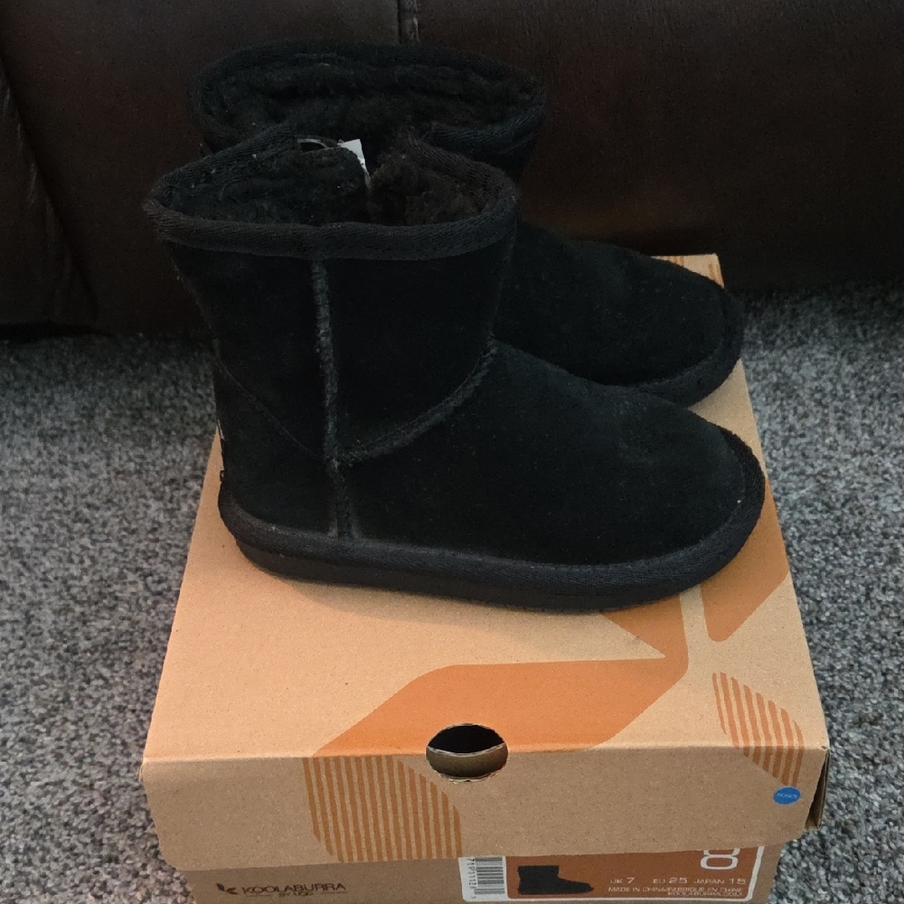Black ugg boots